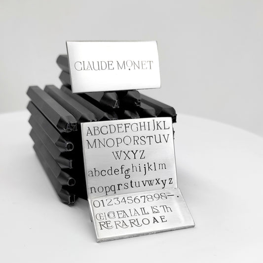建筑师女儿金属字母邮票，完整的字母表。