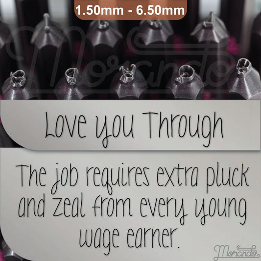 通过金属字母邮票爱你,完整的字母表。