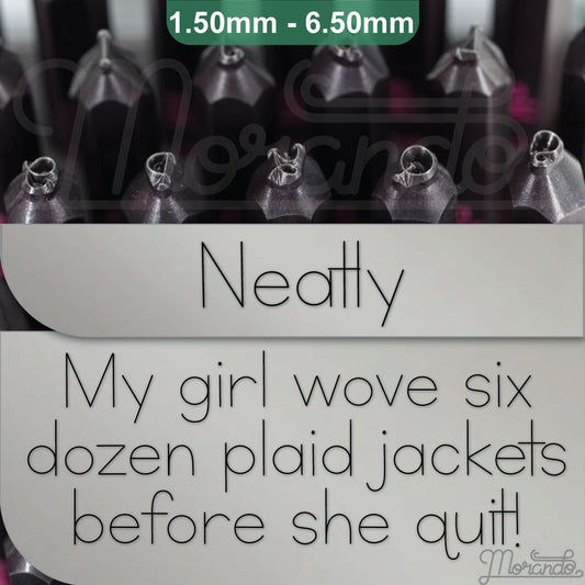 整齐的金属字母邮票,完整的字母。