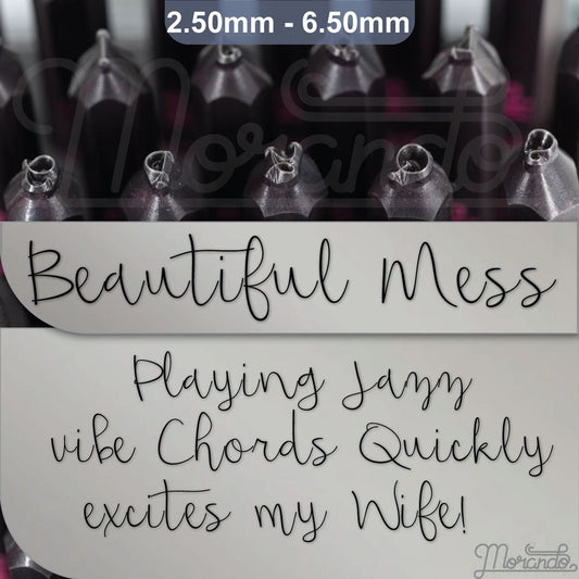 美丽的乱七八糟的金属邮票,完整的字母表。