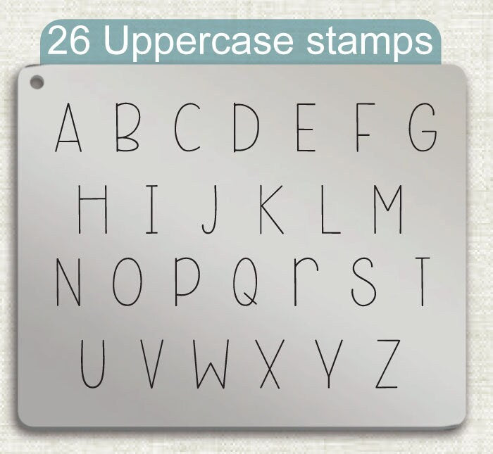 在金属字母邮票下方，完整的字母表。